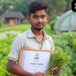 "একজন কৃষি ডিপ্লোমাধারী শিক্ষার্থী হাতে ডিপ্লোমা নিয়ে সবুজ ফসলের মাঠে দাঁড়িয়ে আছেন, পেছনে আধুনিক কৃষি সরঞ্জাম ও ছোট গ্রীনহাউস।"