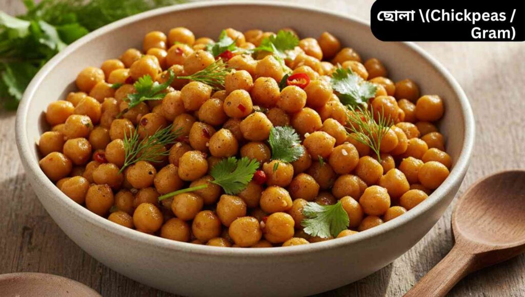 "একটি বোলে রান্না করা ছোলার ক্লোজ-আপ ছবি, তাজা হার্ব দিয়ে সাজানো, রঙ এবং পুষ্টি প্রদর্শন করছে।"