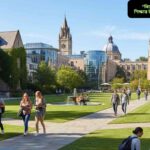 "বিশ্বের শীর্ষ বিশ্ববিদ্যালয়ের ক্যাম্পাস, যেখানে শিক্ষার্থীরা বাইরে হাঁটছে ও পড়াশোনা করছে, ঐতিহ্যবাহী ও আধুনিক ভবন, সবুজ লন এবং পরিষ্কার আকাশ।"